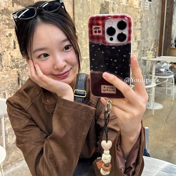由里公園ins小眾少女滿屏拼接櫻桃掛鏈15適用16pro蘋果16ProMax手機殼iPhone16全包14新款14Promax保護套13軟