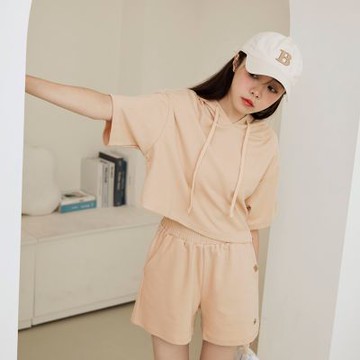 OB嚴選-咖啡廳家族．GaBi小標短版連帽上衣《KG1564-》