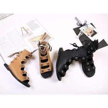 【Taroko】個性鉚釘鏤空魚嘴綁帶女羅馬平底涼鞋(2色全尺碼)