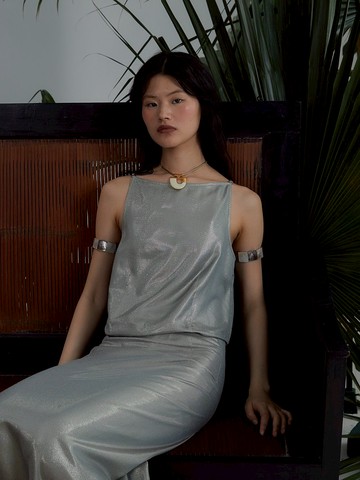 RIMLESS無邊 原創設計金屬肩帶簡約一字肩貝殼扣裝飾無袖上衣