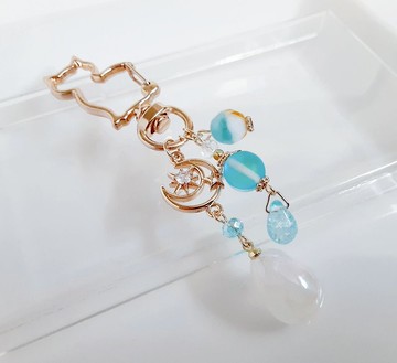 夢幻珍珠墜飾與宇宙主題，打造出這款風格獨特、尺寸適中的時尚鑰匙圈。充滿熱帶風情，適合作為生日禮物，可愛吊飾，獻給女朋友，玻璃珠飾品。