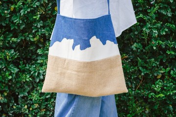 休耕海梯田與藍天白雲 - 側背肩背大包