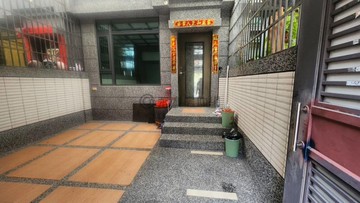 輕屋齡＊近捷運、五甲商圈＊10米街車庫透天｜高雄市前鎮區明鳳十八街