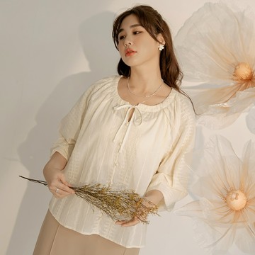 OB嚴選 雲朵自訂款-純棉雕花大圓領綁帶泡泡袖上衣 《AB19620》大尺碼/女裝/現貨