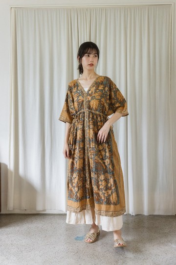 側綁帶短袖排扣洋裝_藍底咖花