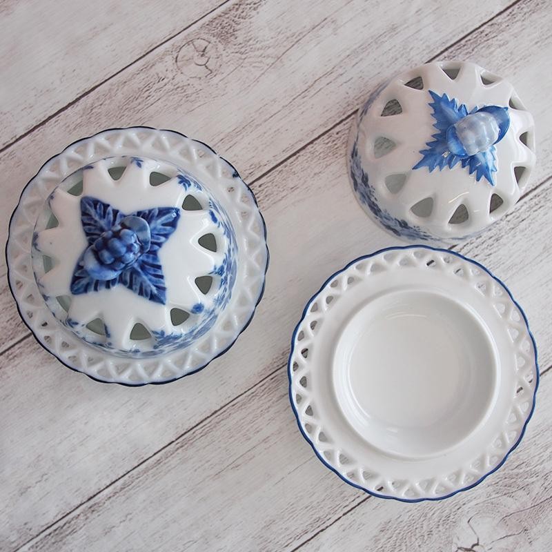 陶器製楕円形菓子入れ 白と青の花柄 陶器製楕円形菓子入れ 白と青の花柄 陶器製楕円形