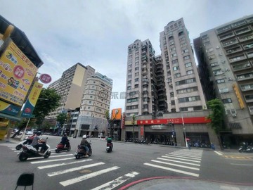 新光三越百貨四大房平車近R8捷運站大樓｜高雄市前鎮區三多三路