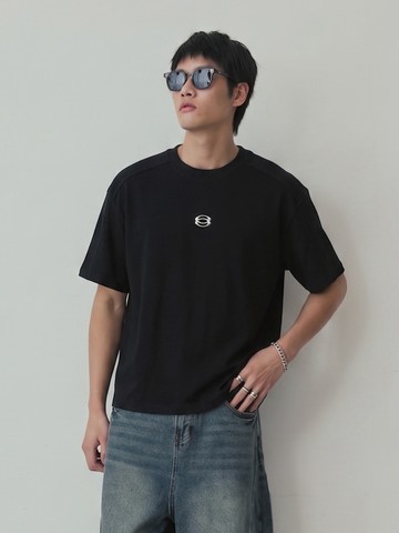酷帥胸前logo金屬標設計短T