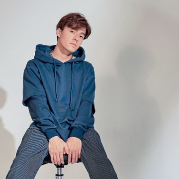 OB嚴選中大尺碼-簡約素色假兩件設計長袖帽T《KL1161》