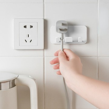 簡窩[台灣現貨]日本電源插頭掛鈎 廚房電器電線收納掛架 免打孔 壁掛 黏膠 黏鈎 電源頭收納