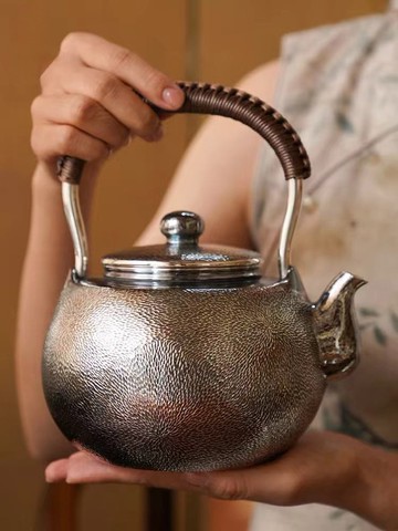尚幀品大師系列 寸彥同大師手造 三朵鎚紋口耳一體銀壺 1400cc