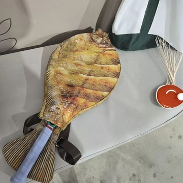 新上架👉烤魚網球包鹹魚網球包創意魚造型大容量手提魚形斜跨球包輕便運動交換禮物 送朋友禮物