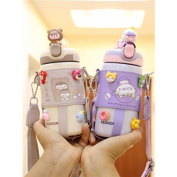 可愛兒童帶吸管防嗆保溫杯學生背帶水杯幼兒園寶寶斜挎高顏值杯子