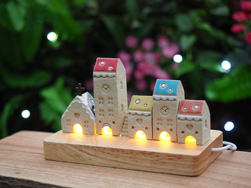 彩繪歐洲糖果點點屋7件組/(5棟小屋+1小樓梯+1木座燈)