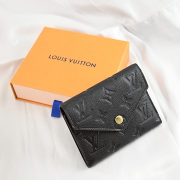 Louis Vuitton LV M64060 VICTORINE 經典花紋皮革壓紋零錢短夾.黑