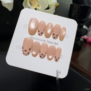 ➕最新設計款穿戴甲💅【柔魅豹紋】裸色豹紋粉玻璃珠貓眼手工穿戴甲高級流光顯白溫柔風短橢圓穿戴甲 0MFF