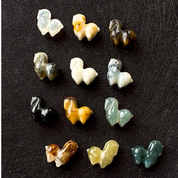 拾悦手作材料/隨機出貨不挑選/約19mm+天然岫玉唐馬雕刻件/中間天地穿孔/串珠編繩/DIY半成品/台灣現貨出貨不用等待