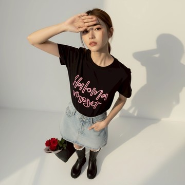 粉色刺繡英文T-黑【KT224865】