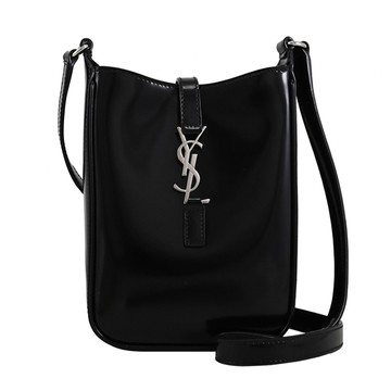 YSL 735214 Le 5À7 金屬LOGO勾釦漆面斜背小包/手機包.黑