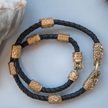 黑色皮革繩手鍊，飾有狼頭與符文。奧丁維京手鐲。