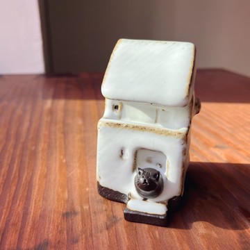 深雪中的雙層小屋_ 守門貓 / 陶