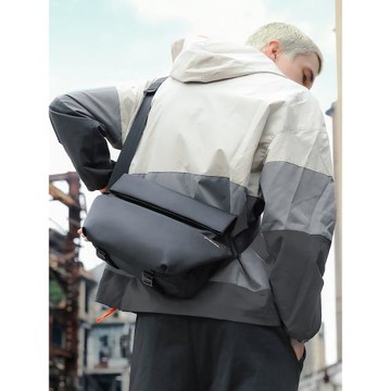 斜挎包男士包包電競機能單肩包休閑郵差包大容量小背包潮牌胸包男