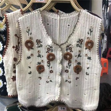 編織繡花馬夾背心女2026春季新款甜美時尚設計感外搭V領短款上衣