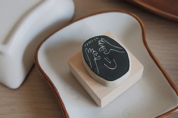 【手刻印章】你們這些奇怪的人類 05 假裝有戴眼鏡的男子