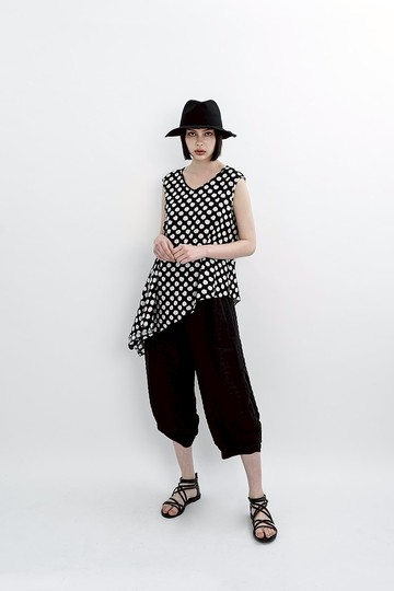 圓點自然垂墜。黑白絲棉上衣。春夏 | Ysanne