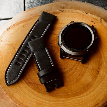 Garmin 手錶黑色皮革錶帶與 Quickfit Garmin 連接器