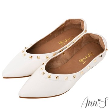 Ann’S時髦歐美風-金色鉚釘V口顯瘦尖頭真皮平底鞋-米白