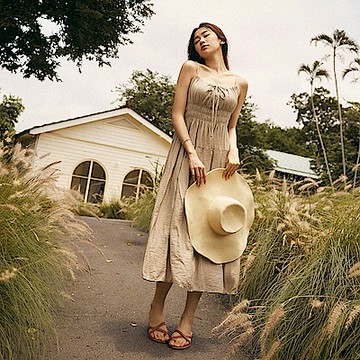 OB嚴選-微皺感細肩帶綁帶收腰抓皺傘襬長洋裝《DA10198-》