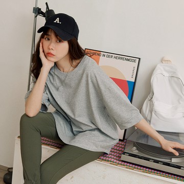 OB嚴選 寬版不規則下襬落肩短袖上衣 《AB20031》