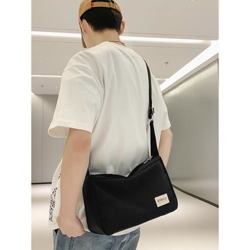 單肩包男2023新款ins潮牌百搭斜挎包學生日系工裝包簡約通勤包女