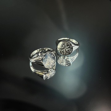 Customised hand engraved signet ring