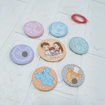【寶寶收涎徽章】客製化・磁鐵/別針4.4cm・插畫・彌月回禮收口水