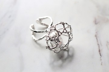 毛坯鑽石頭骨戒指。