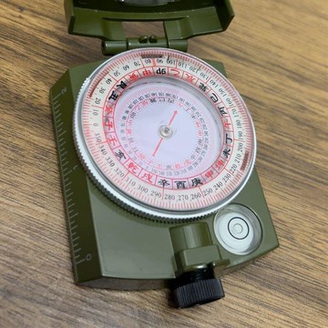（熱門爆品）（萬人回購）二十四山自動羅盤戶外多功能指南針帶夜光水平儀地圖尺行山專業版