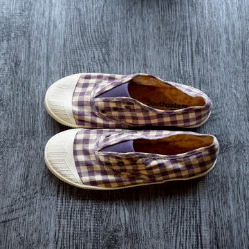 一折銷售 FREE 格紋紫 帆布鞋 要大一號下單鞋墊有斑點不是發霉能接受再下單 旁邊穿後可能會開自行補膠即可