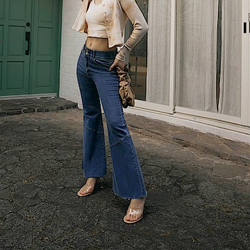 OB嚴選中大尺碼-彈力牛仔拼接設計下襬抽鬚高腰喇叭褲《BA7417》