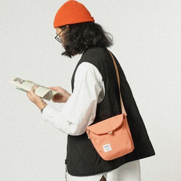 防潑水日常斜背包 DESI ECO 磁扣開口方便收納 (淡橙)