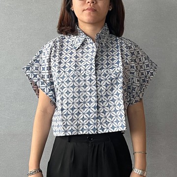 印尼蠟染可愛少女風短版襯衫 PUPUT - 淡藍豆 - PUP022