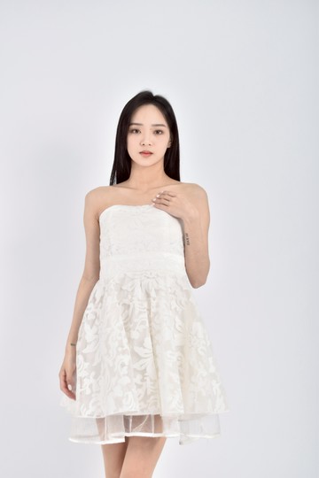 (S) 質感紡紗平口刺繡白色洋裝