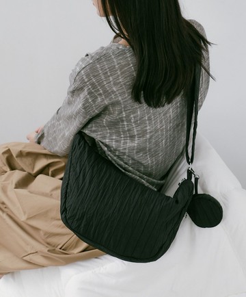 supportingrole簡約慵懶蓬鬆弧線多用斜肩背包 黑