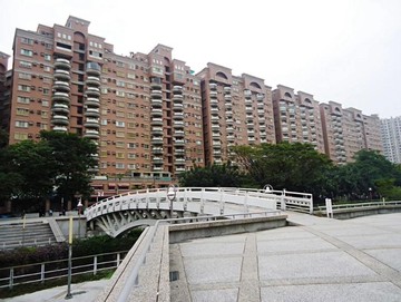 河堤萬坪公園.京城世界一期優質3房+平車｜高雄市三民區河堤路