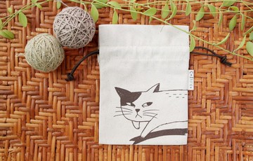 黑色和白色貓款小包。