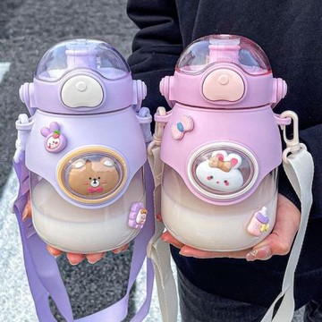 背帶隨手杯斜挎水杯子帶吸管女生可愛水壺大容量茶水分離兒童卡通