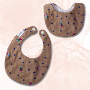 手工現貨 八重紗 踢球球(咖)  蛋型 圍兜/口水巾