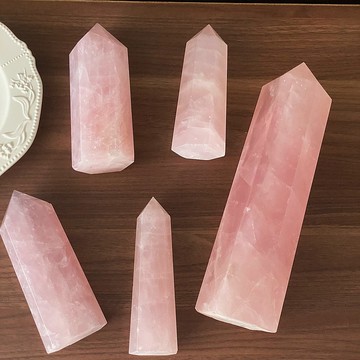 Crystal Corner 隅石丨無盡溫柔 • 馬達基斯加暴風雪彩虹粉晶柱