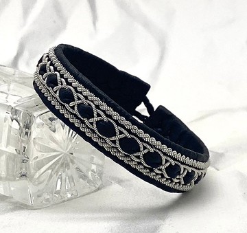 男士和女士真皮手镯。 斯堪的纳维亚风格的珠宝